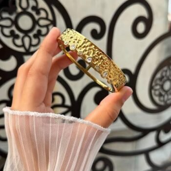 Classical eye drop handcuff